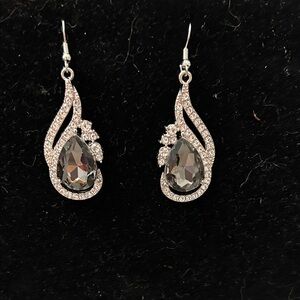 NWOT Elegant Silver Teardrop Earrings